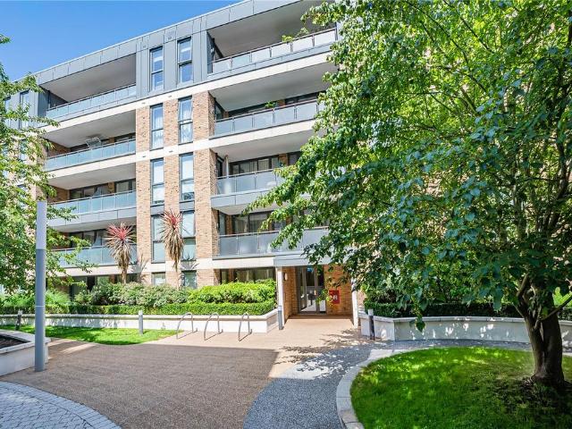 Flat for sale in Kew, Greater London