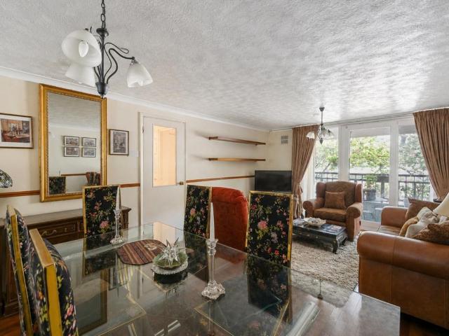 Flat for sale in Brompton, Greater London