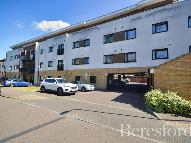 Flat for sale in Romford, Rush Green