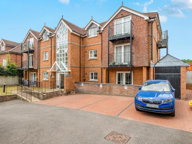 Flat for sale in Red Hill, Surrey