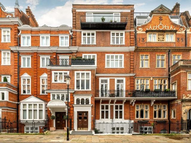 Flat for sale in Hans Town, Greater London