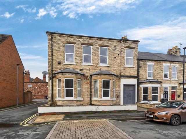 Flat for sale in Acomb, High Field