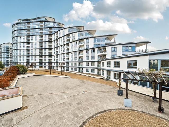 Flat for sale in Horsell, Woking