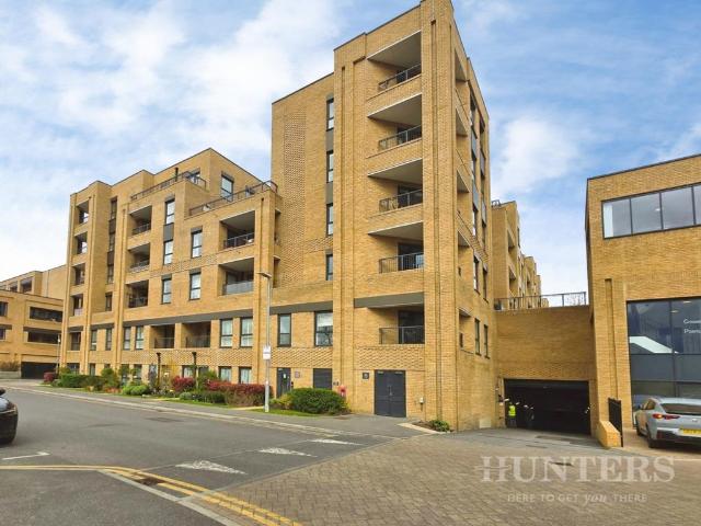 Flat for sale in Hackbridge, Greater London