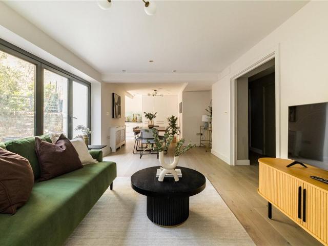 Flat for sale in North Kensington, Greater London