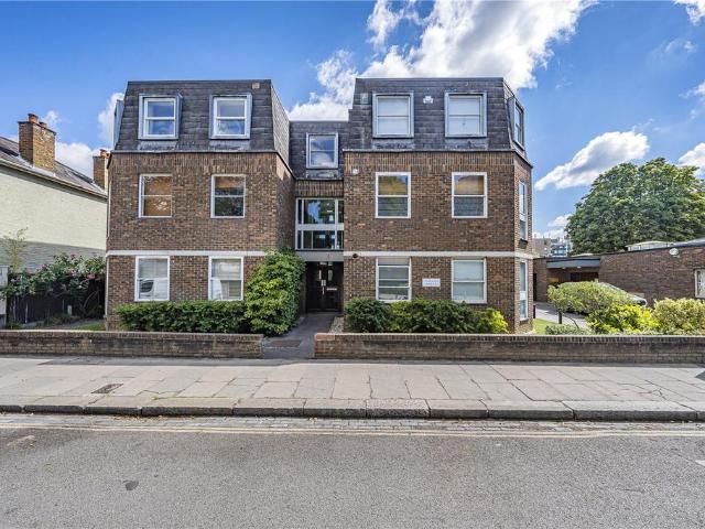 Flat for sale in Strawberry Hill, Greater London