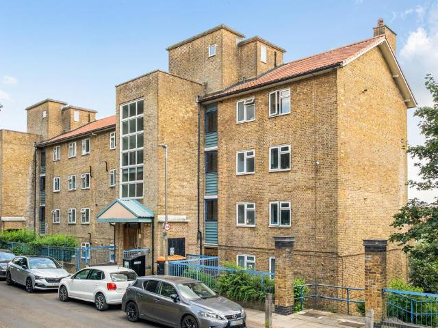 Flat for sale in Southfields, Greater London