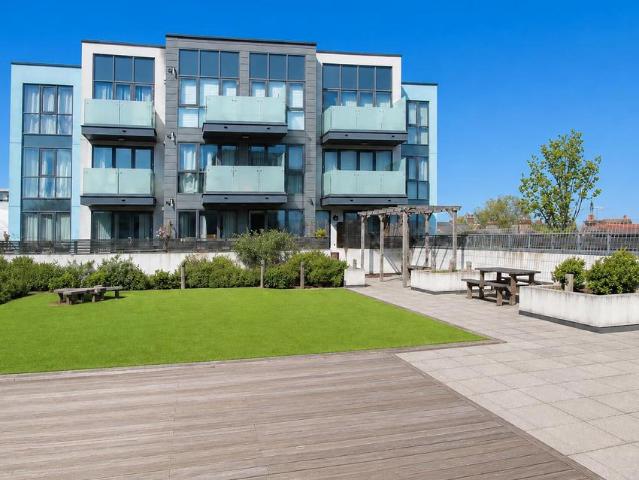 Flat for sale in Wallington, Greater London