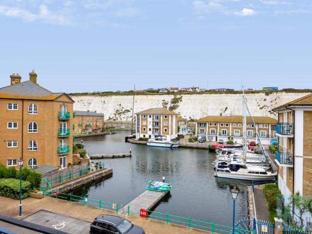 Flat for sale in Roedean