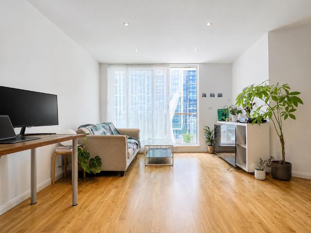 Flat for sale in Vauxhall, Greater London