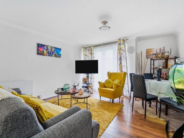Flat for sale in Birch Green, Lower Halliford