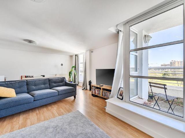 Flat for sale in Silvertown, Greater London