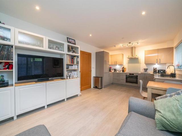 Flat for sale in St Albans, Five Acres