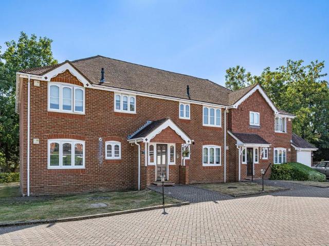 Flat for sale in Pachesham Park, Surrey