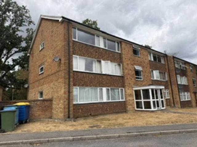 Flat for sale in Frogmore, Hart