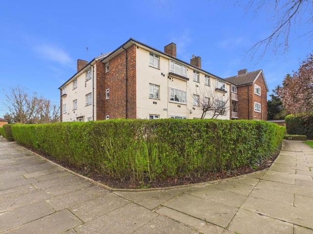 Flat for sale in London Borough of Hounslow, Greater London