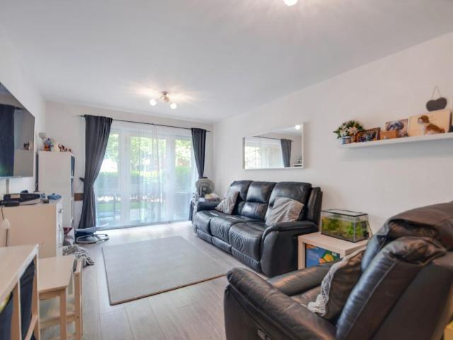 Flat for sale in London Borough of Hounslow, Feltham