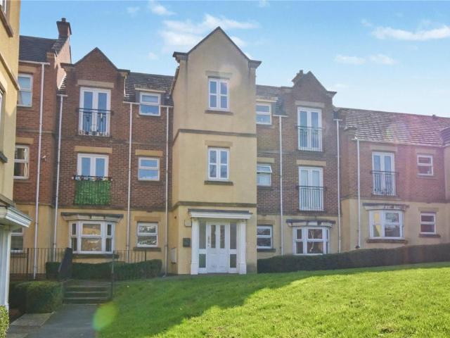 Flat for sale in Farnley, West Yorkshire