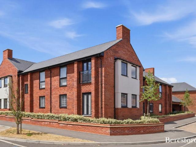 Flat for sale in Chipping Hill, Essex