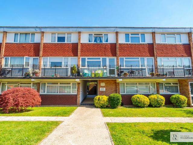 Flat for sale in Cranham, Greater London