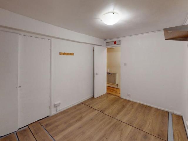 Flat for sale in Summerstown, Greater London