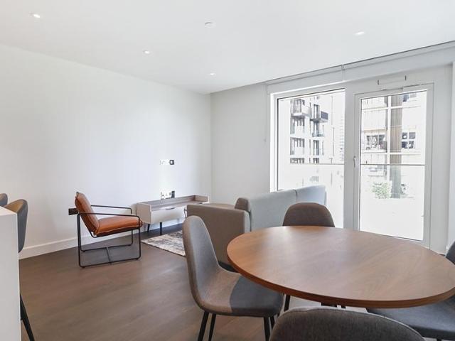 Flat for sale in Shepherd's Bush, Greater London