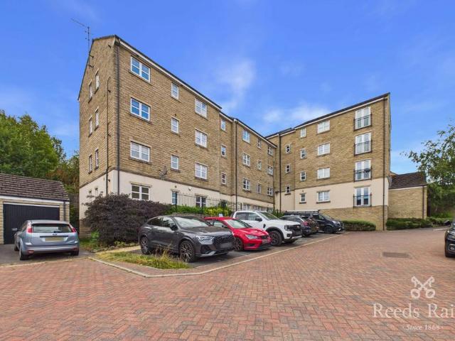 Flat for sale in Cleckheaton, West Yorkshire