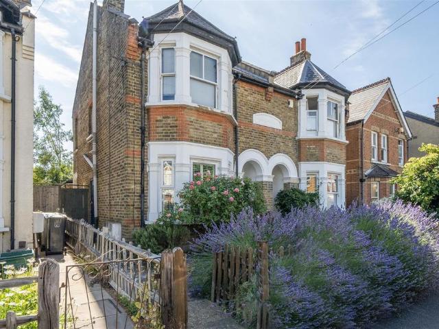 Flat for sale in Tolworth, Greater London