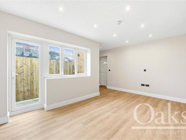 Flat for sale in London Borough of Croydon, Norbury