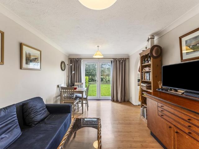 Flat for sale in Summerstown, Greater London