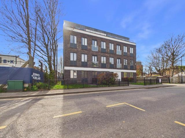 Flat for sale in London Borough of Hounslow, Feltham