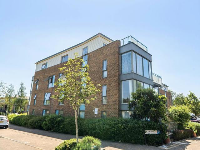 Flat for sale in Pinner, Greater London