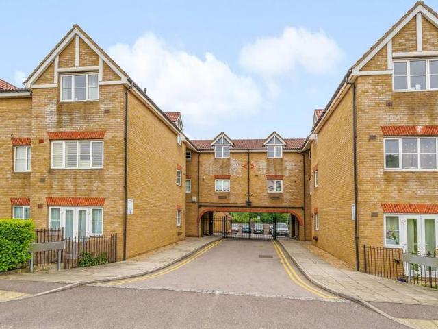 Flat for sale in Hendon, Greater London