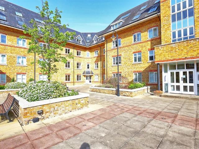 Flat for sale in Kings Hill, Colliers End