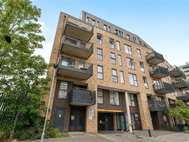 Flat for sale in London Borough of Ealing, Greater London