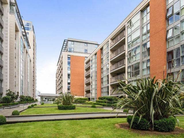 Flat for sale in Canning Town, Greater London