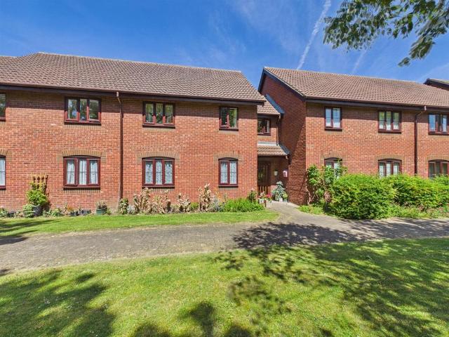 Flat for sale in Walton, Aylesbury