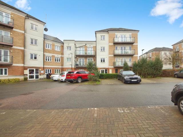 Flat for sale in North Watford, Hertfordshire