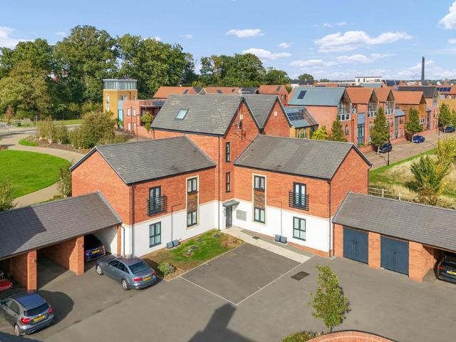 Flat for sale in Upton