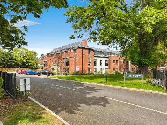Flat for sale in Kitt's Moss, Bramhall