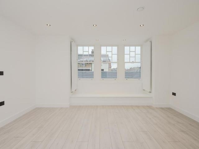 Flat for sale in London Borough of Merton, Merton Park