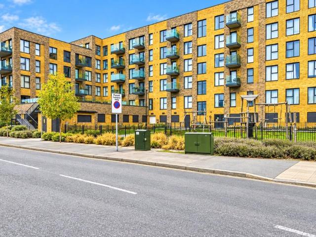 Flat for sale in Monks Orchard, Kent