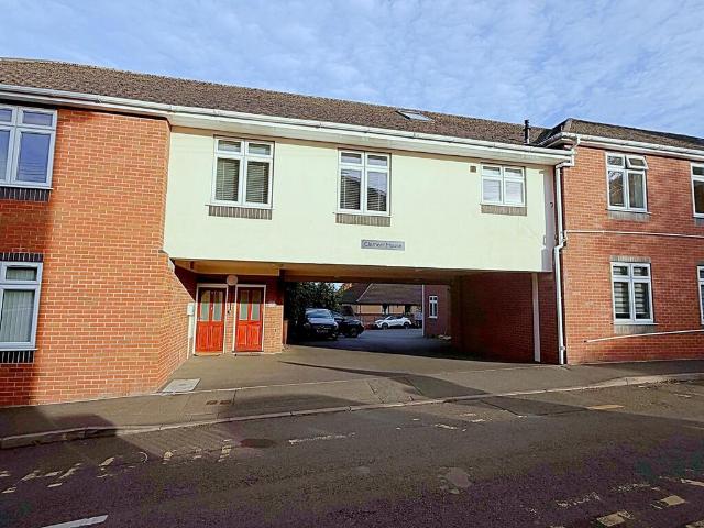 Flat for sale in Ladyes Hills, Warwick