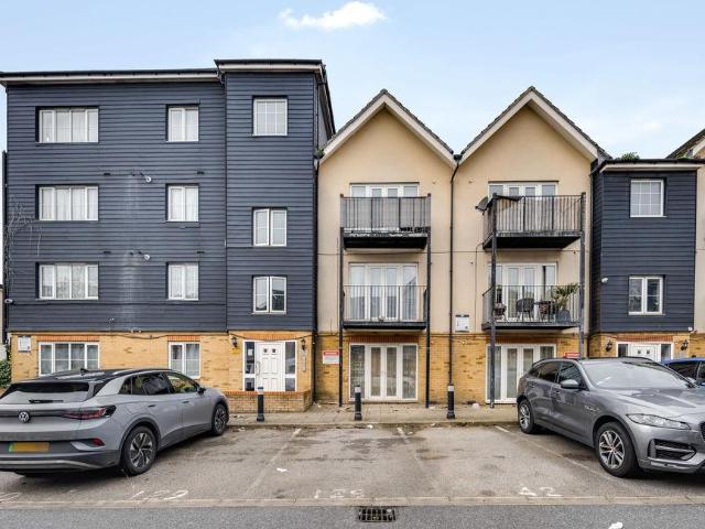 Flat for sale in Loxford, Greater London