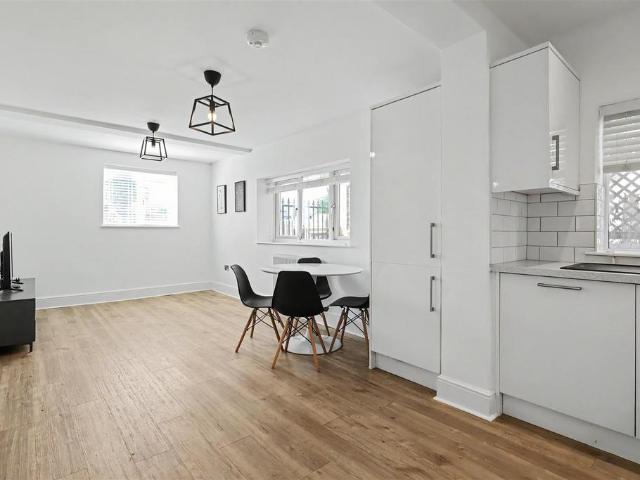 Flat for sale in Abbey Park, Barton In Fabis