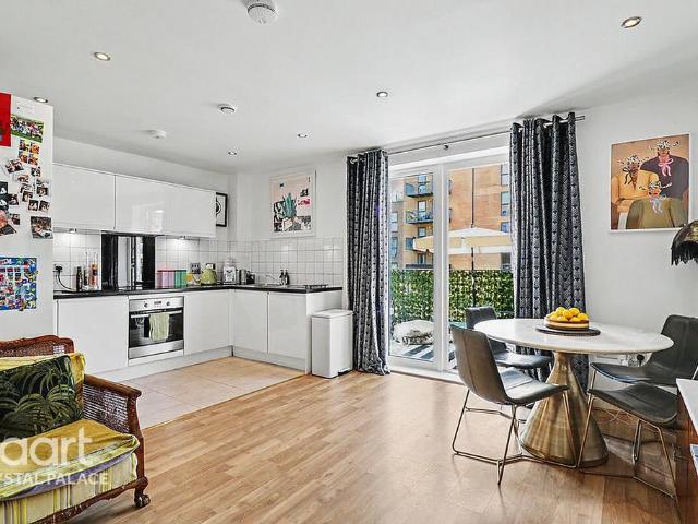 Flat for sale in Crystal Palace, Greater London