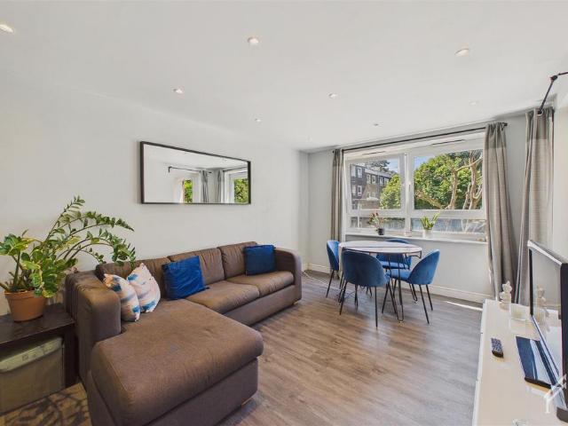 Flat for sale in Westbourne Green, Greater London