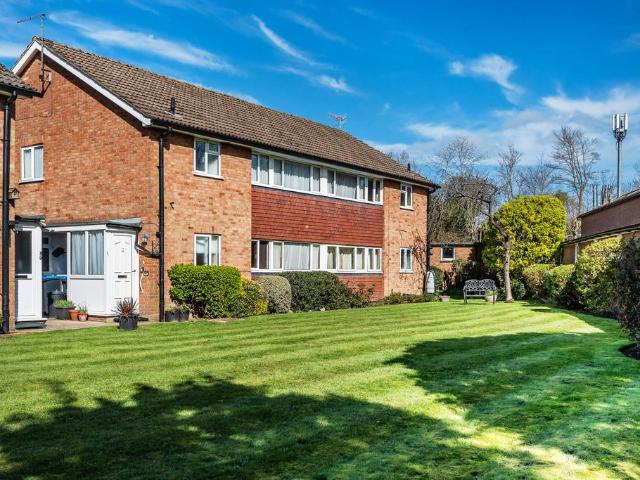 Flat for sale in Oxted, Hillview