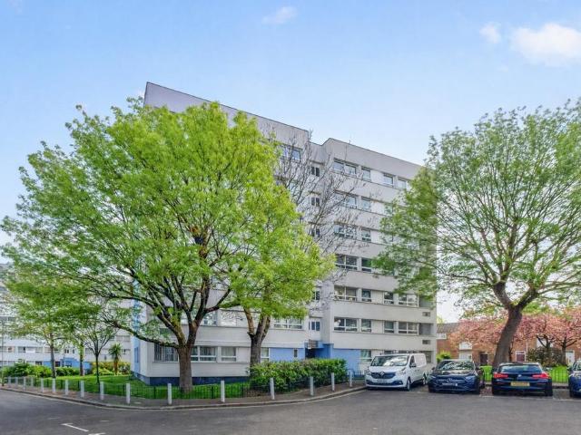 Flat for sale in Balham, Greater London