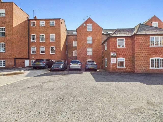 Flat for sale in Red Hill, Worcestershire